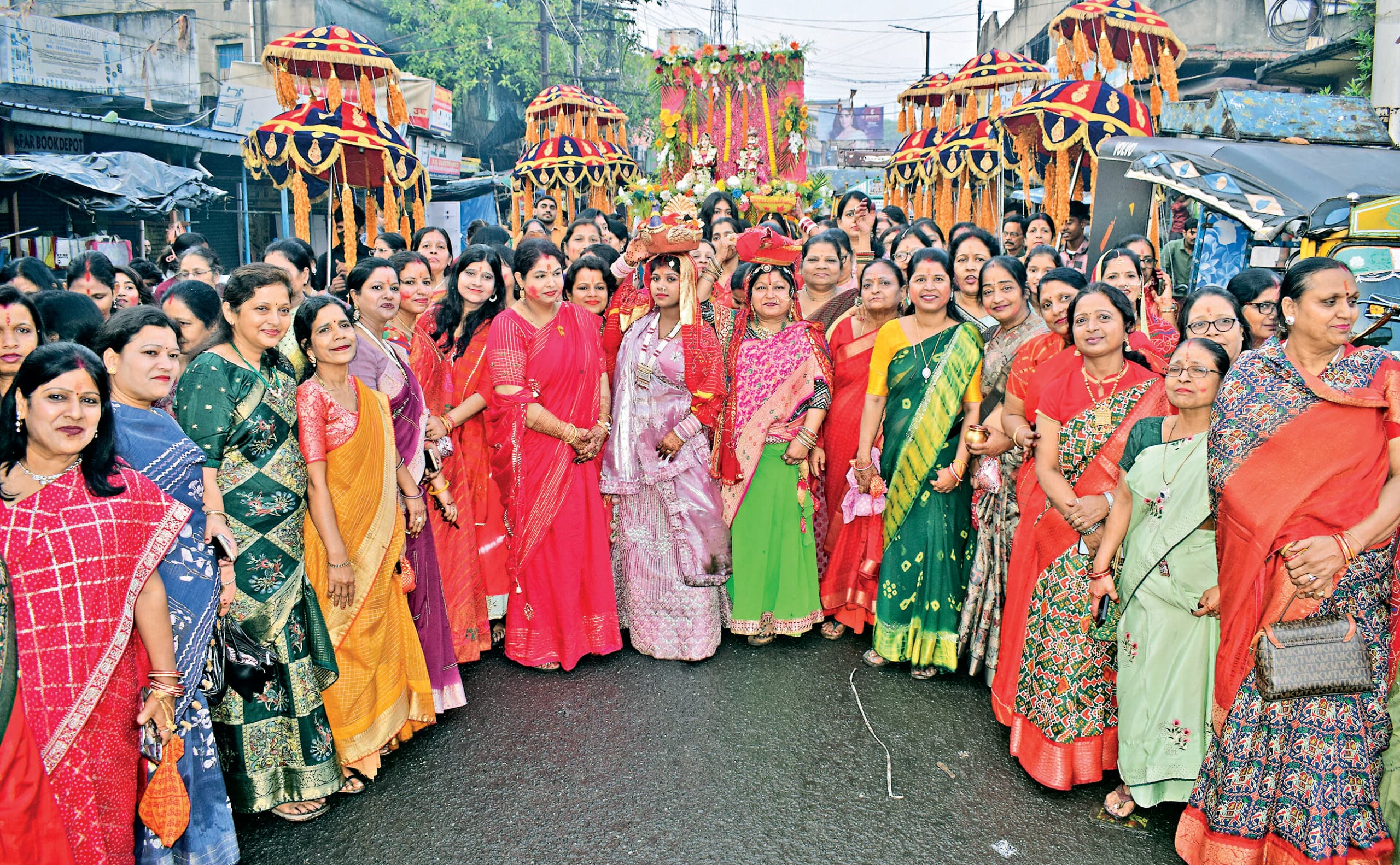 Dhanbad News: श्रीराणी सती मंदिर झरिया से निकली गणगौर माता की भव्य शोभा यात्रा