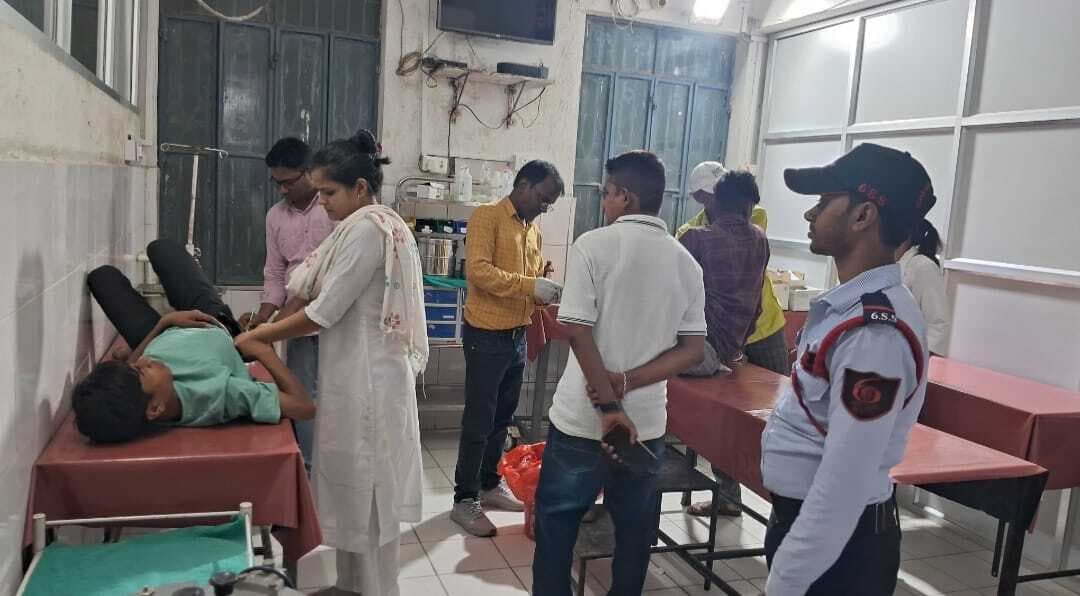 इ-रिक्शा पलटने से दो किशोर घायल, एक रेफर