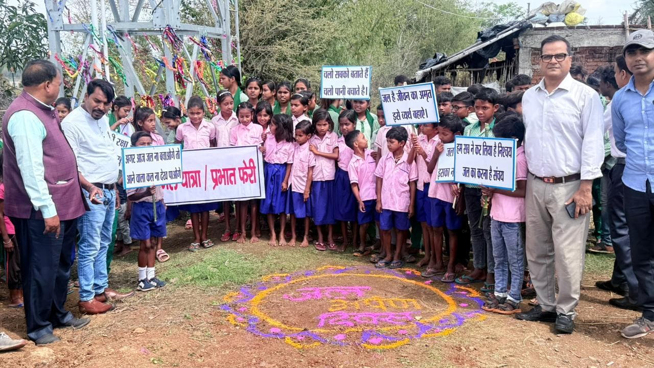 बरमसिया ग्राम में जल संरक्षण को लेकर निकाली गयी जल यात्रा