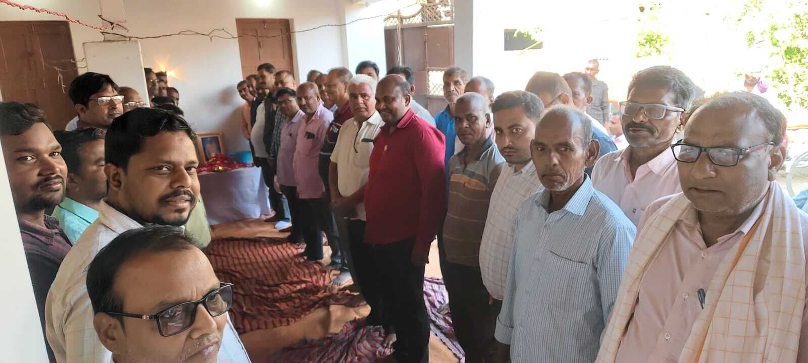 सेवानिवृत्त शिक्षक के आकस्मिक निधन पर शोक सभा का आयोजन