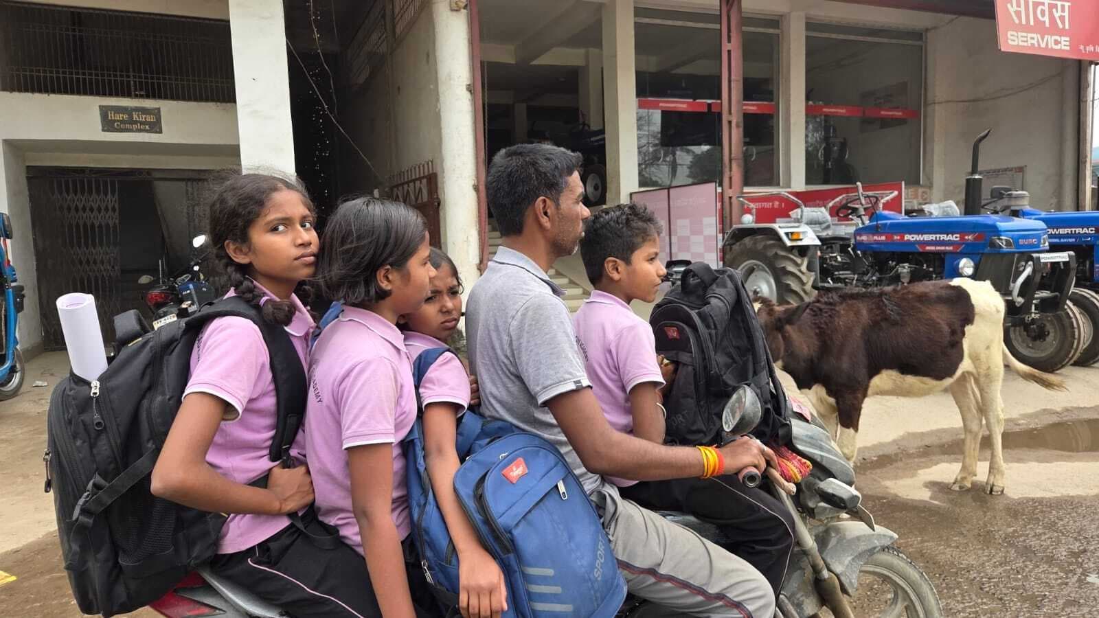 मधेपुरा की सड़कों पर मौत की रफ्तार: तीन से पांच सवारी और गायब हेलमेट बना युवाओं का ””””फैशन””””