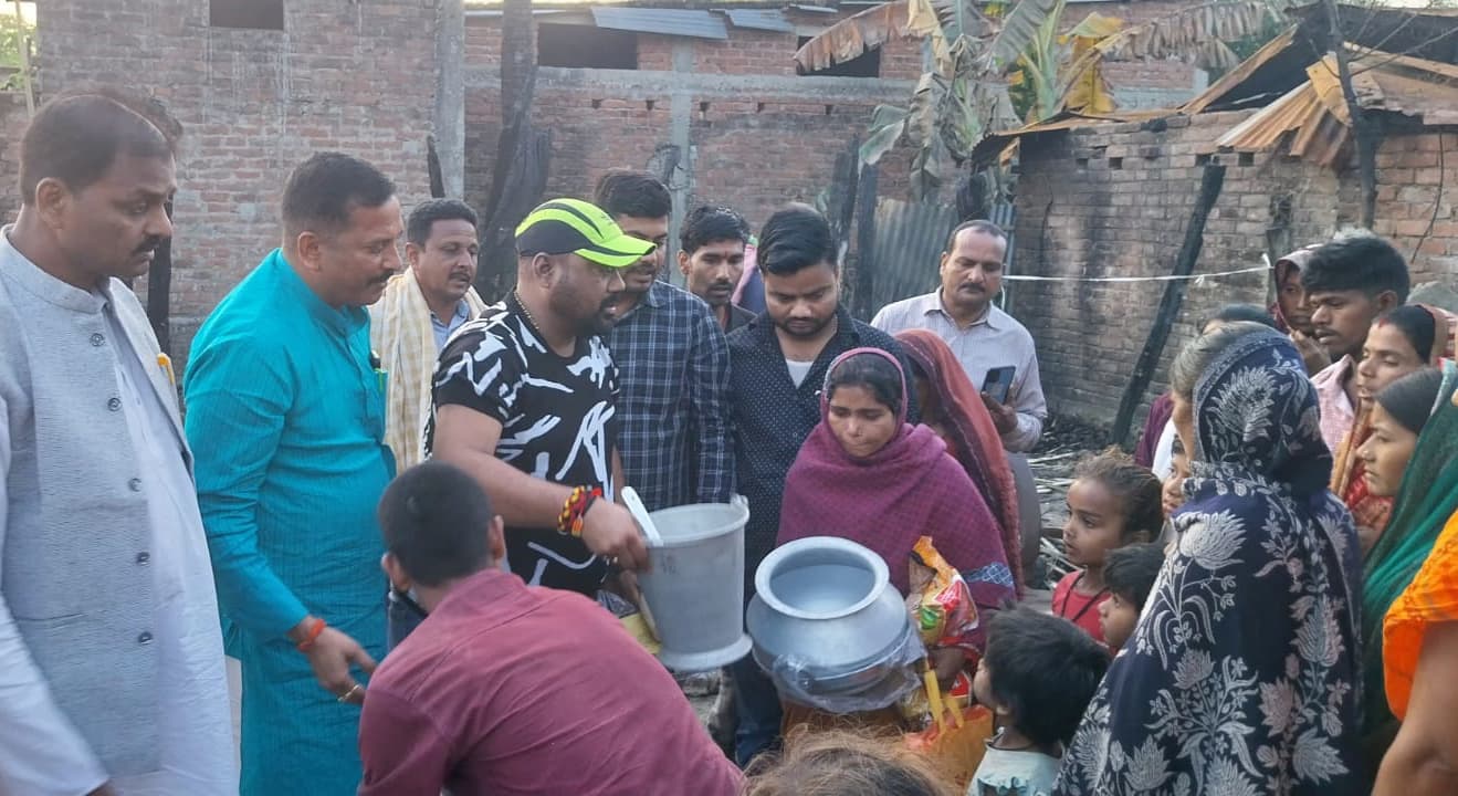 अग्निपीड़ितों की मंत्री लेशी सिंह ने की मदद