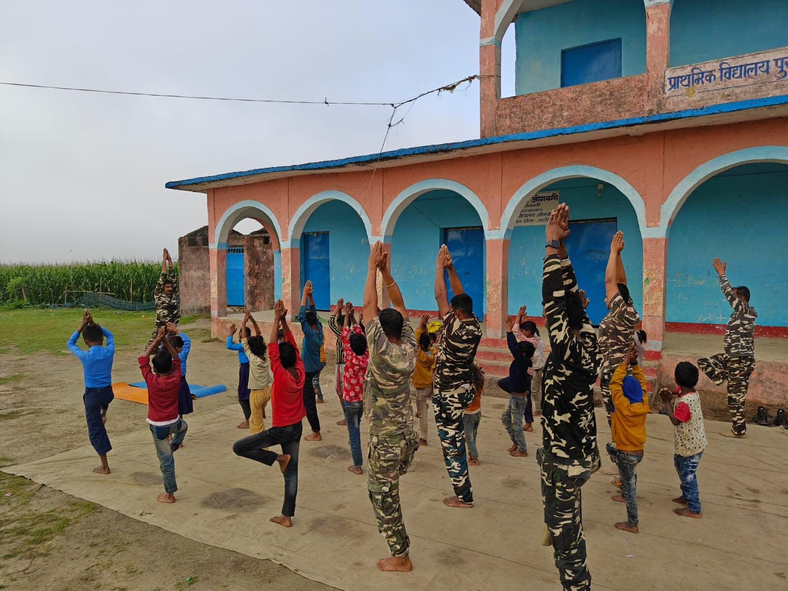 विभिन्न आसनों का किया योगाभ्यास