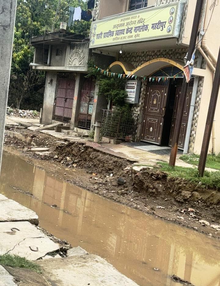 अधूरे सड़क पर जलजमाव की स्थिति के कारण राहगीर व मरीज परेशान