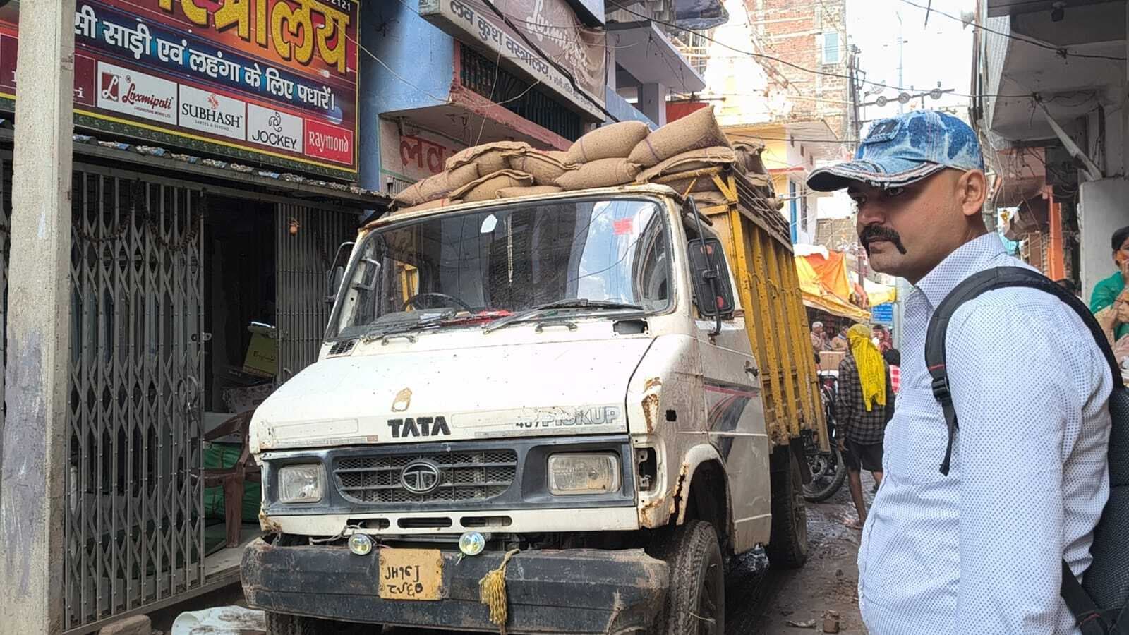 ओवरलोड खाद्यान्न पिकअप संग्रामपुर बाजार में फंसा, घटों लगा रहा जाम