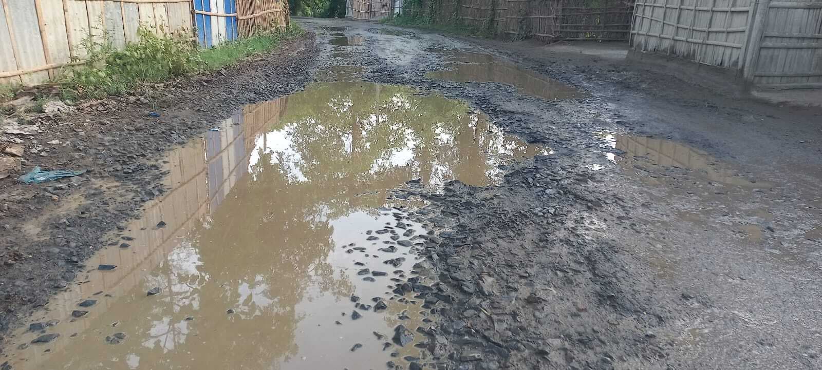 जर्जर पक्की सड़क हुआ गड्ढे में तब्दील, राहगीर परेशान