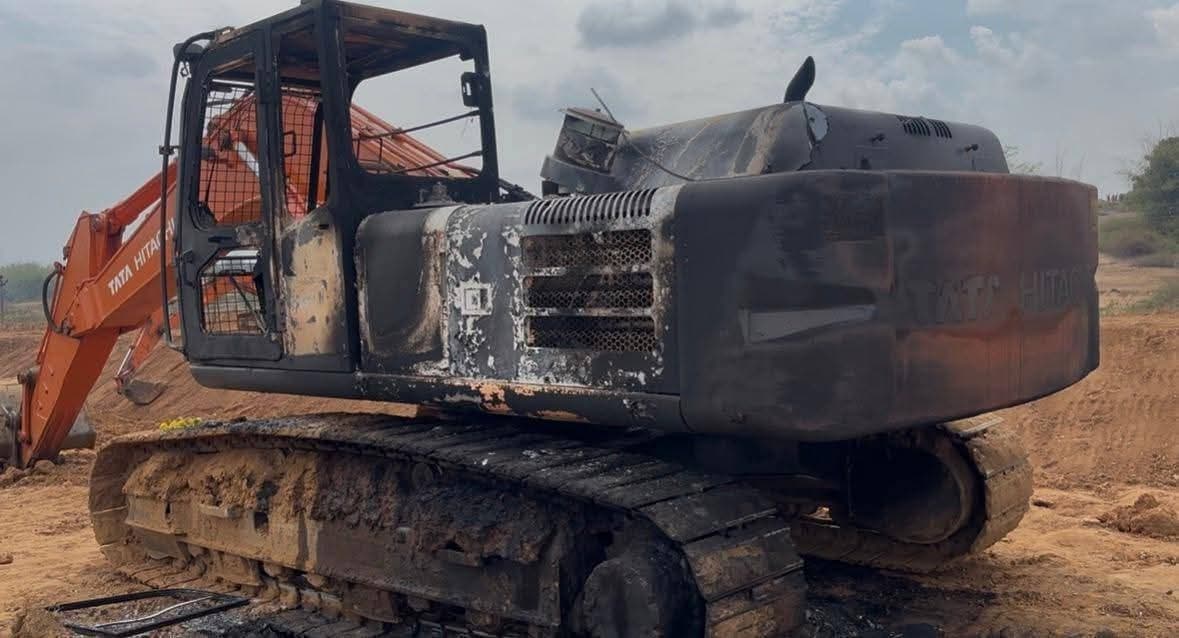 Giriidh News :असामाजिक तत्वों ने पोकलेन मशीन में लगायी आग, जांच में जुटी पुलिस