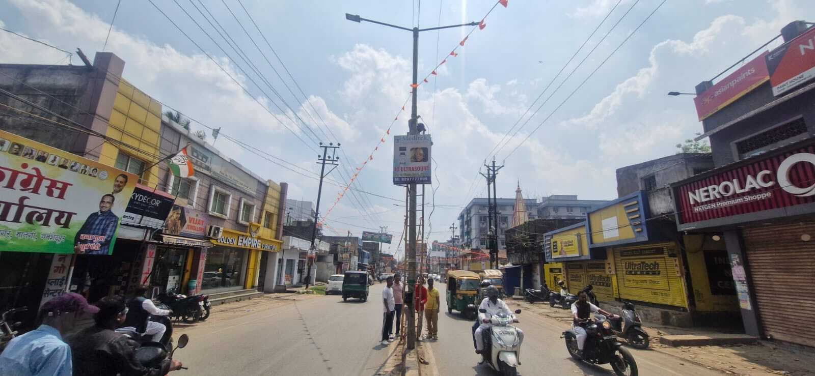 मानगो : छुट्टी के दिन स्ट्रीट लाइटें दुरुस्त करने सड़कों पर उतरे निगमकर्मी