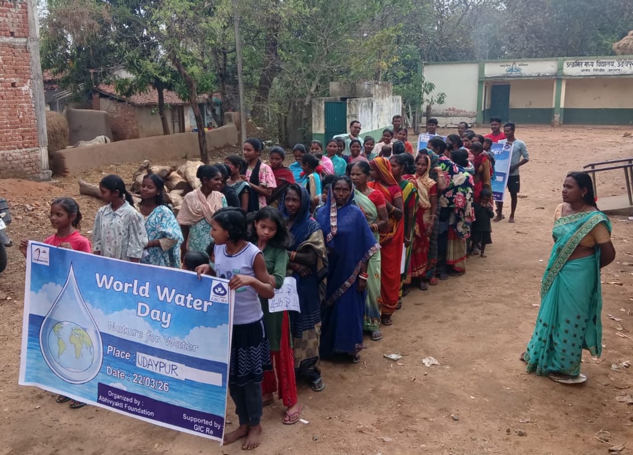 Giriidh News :बच्चों व महिलाओं ने दिया जल है, तो कल है का संदेश