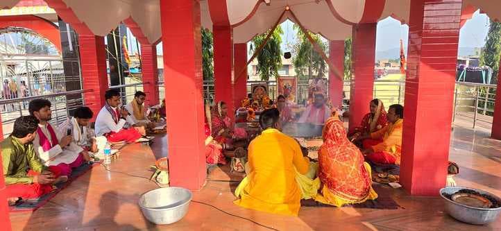चंडी शक्ति महायज्ञ में पहुंचकर श्रद्धालुओं ने हवन कुंड में दी आहुति