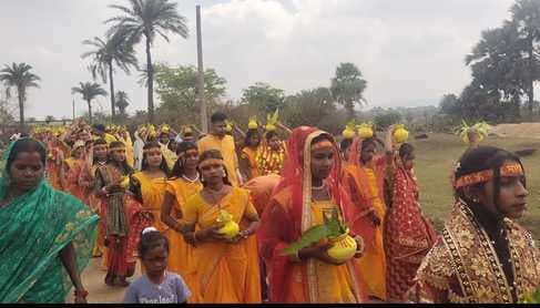 201 महिलाओं और कन्याओं की कलश शोभा यात्रा से जगमगाया मंदिर प्रांगण