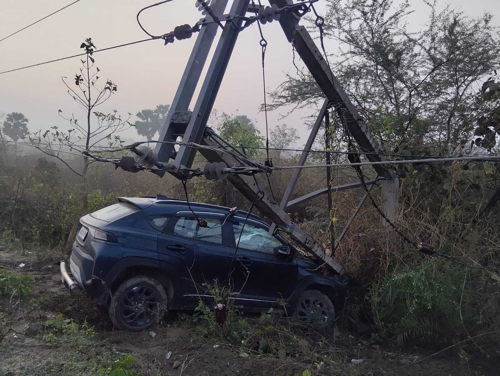 Bokaro News : बिजली पोल से टकरायी कार, बाल-बाल बचे सवार