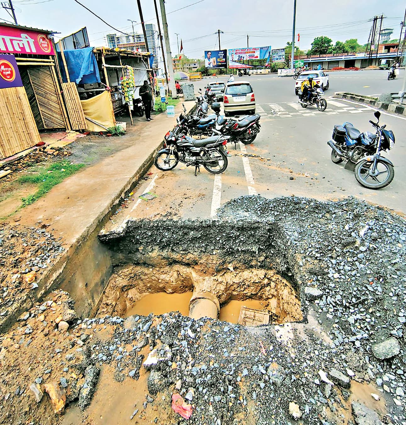 Dhanbad News : आठ लेन सड़क बनी ‘लीकेज ज़ोन’, कुर्मीडीह मोड़ के पास सीपेज