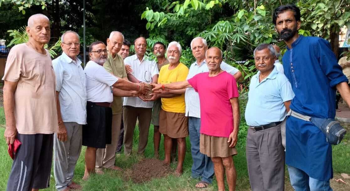 शहीद दिवस पर विद्यालय में किया पौधारोपण