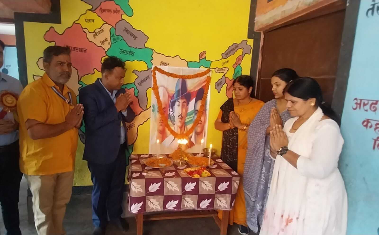 शहीद भगत सिंह, राजगुरु व सुखदेव के जीवन से प्रेरणा लें छात्र: डीएम