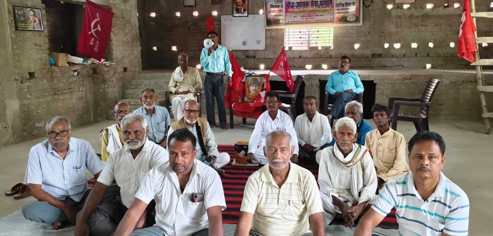 शहादत दिवस पर भगत सिंह के तस्वीर पर पुष्प अर्पित