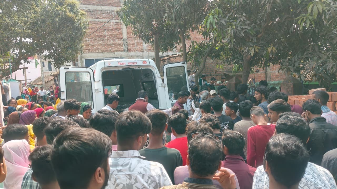 सड़क हादसे में तीन दोस्तों की दर्दनाक मौत, परिजनों में मचा कोहराम