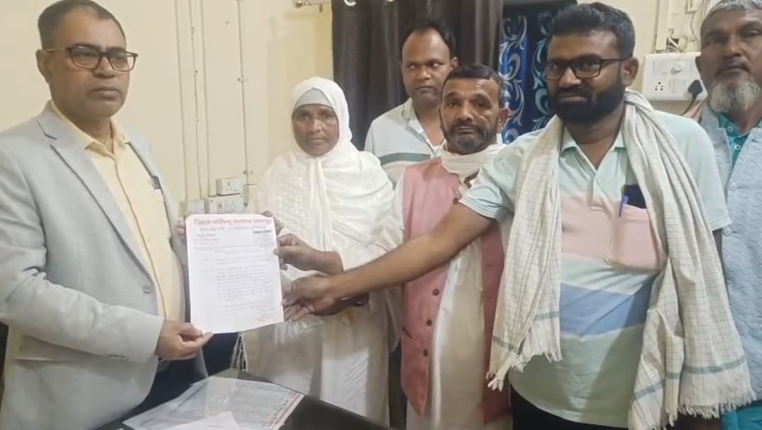 मक्का क्षतिपूर्ति के मुआवजे को लेकर जिप सदस्य ने सीओ को सौपा ज्ञांपन