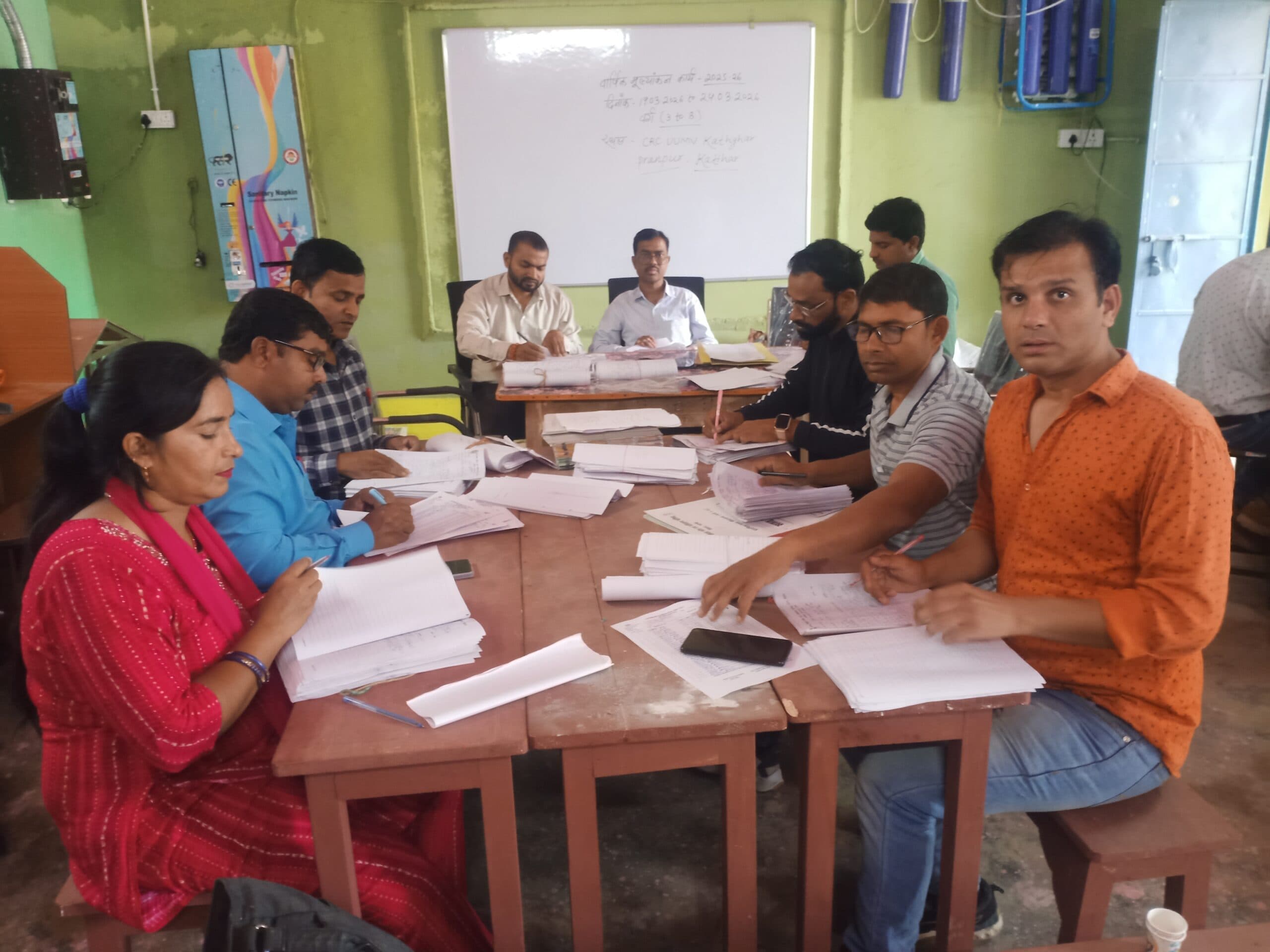 कॉपियों का मूल्यांकन जारी