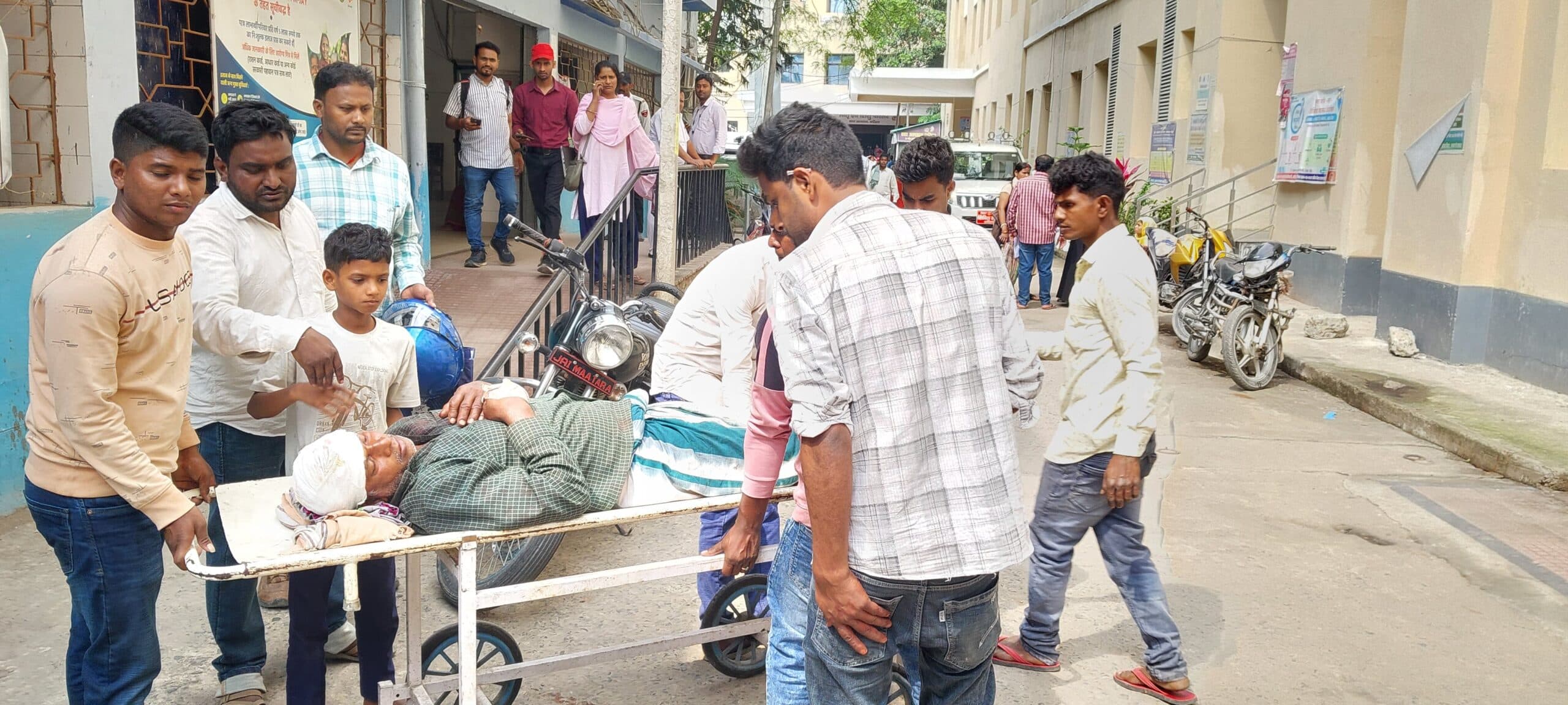 खूनी संघर्ष, बड़े ने छोटे भाई व भतीजे को पीटा, घायल