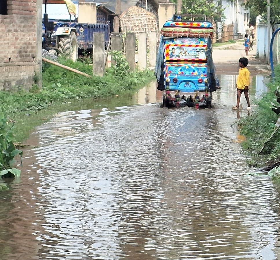 सड़को पर जलजमाव होने से आवागमन हुआ मुश्किल