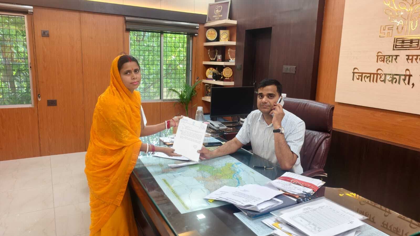 प्रमुख सुषमा कुमारी ने फसल नुकसान को ले डीएम को सौंपा आवेदन