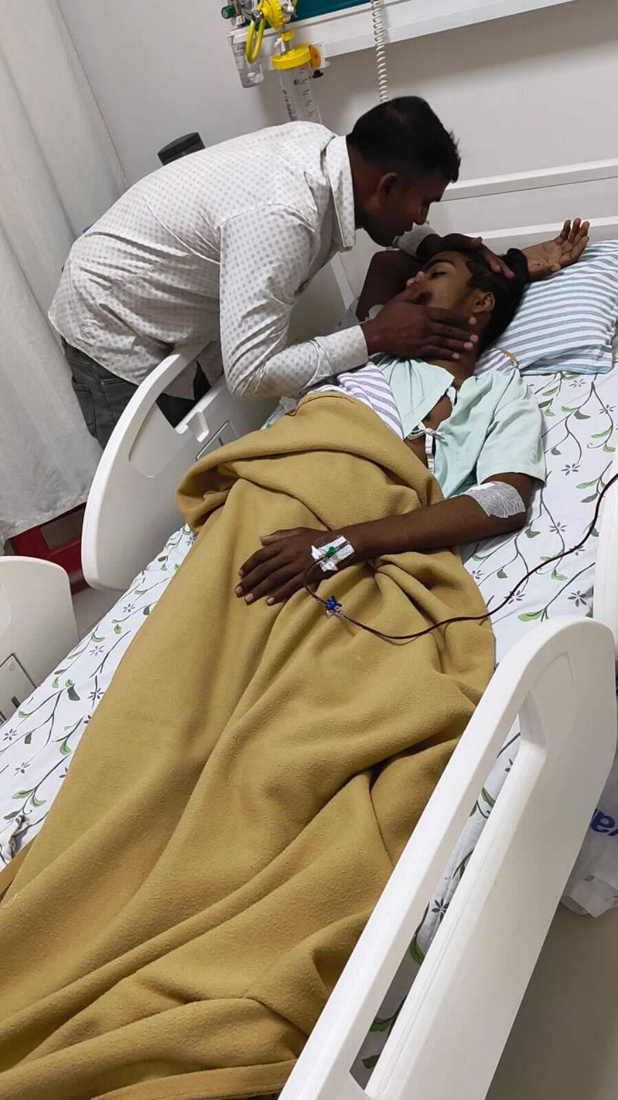 बोन मैरो बीमारी से जूझ रहा 17 वर्षीय छात्र, इलाज के लिए परिवार ने लगायी मदद की गुहार