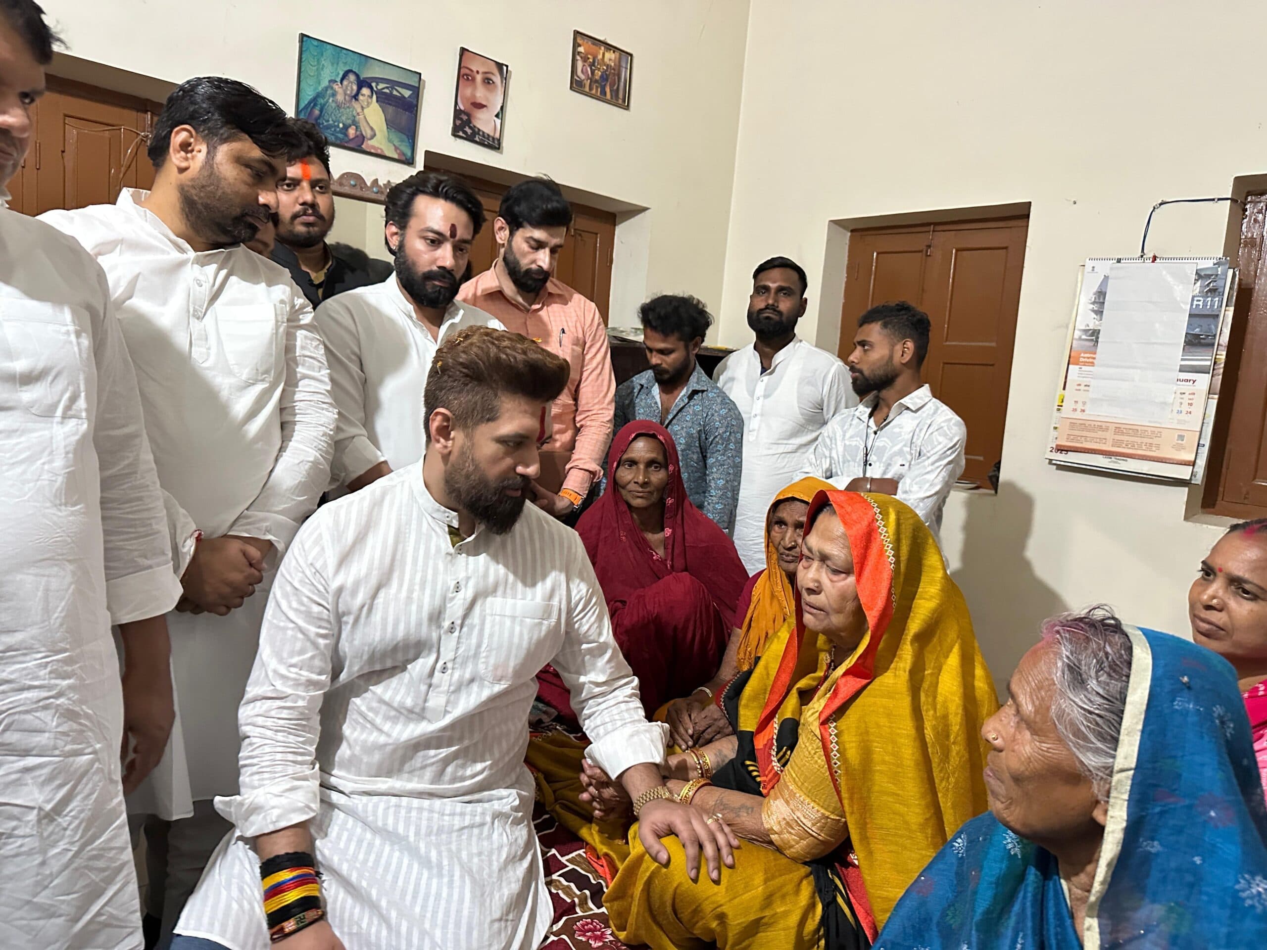 केन्द्रीय मंत्री चिराग पासवान शहरबन्नी पहुंचकर दिवंगत चाचा अर्जून पासवान को दी श्रद्धांजलि