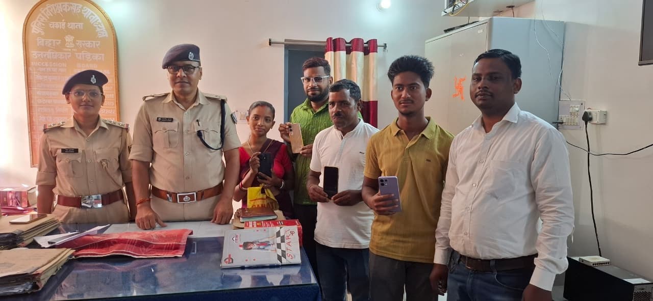 खोया मोबाइल मिला, चेहरों पर लौटी मुस्कान