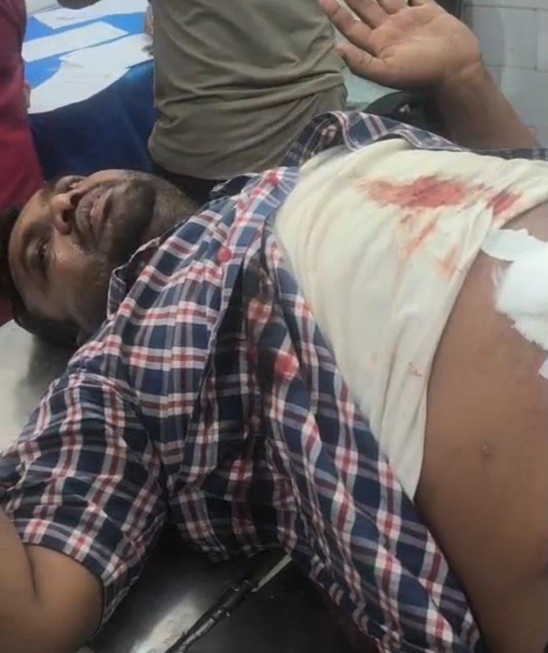 Giridih News :गिरिडीह में युवक के पेट में लगी गोली, हालत गंभीरगिरिडीह/गांडेय. मुफस्सिल थाना क्षेत्र के जमबाद में सोमवार की शाम सात बजे 38 वर्षीय टिंकू मरीक गोली लगने से घायल हो गया. कहा जा रहा है कि नशे की हालत में हथियार से छेड़छाड़ के दौरान अचानक गोली चल गयी, जो उसके पेट में लगी. सदर अस्पताल में प्राथमिक उपचार के बाद चिकित्सक ने उसकी नाजुक स्थिति को देख धनबाद रेफर कर दिया. सूत्रों के अनुसार, टिंकू मरीक काम कर घर लौटा था. वह अपने दो साथियों के साथ गांडेय थाना क्षेत्र के झरकट्टा गांव गया, जहां तीनों ने शराब पी. इसी दौरान नशे में धुत तीनों युवक एक पिस्टल यह देखने के लिए चेक करने लगे कि उसमें गोली है या नहीं. इसी क्रम में लापरवाहीवश पिस्टल से अचानक गोली चल गयी, जो टिंकू मरीक के पेट में जा लगी. युवकों और स्थानीय लोगों की मदद से घायल को तुरंत अस्पताल पहुंचाया गया. सूचना मिलते ही सदर एसडीपीओ जीतवाहन उरांव तथा मुफस्सिल थाना प्रभारी श्याम किशोर महतो मौके पर पहुंचे और मामले की जांच शुरू कर दी. एसडीपीओ जीतवाहन उरांव ने बताया कि मामला संदिग्ध प्रतीत हो रहा है. गोली चलने की पुष्टि हुई है और पुलिस सभी बिंदुओं पर जांच कर रही है. घायल युवक की स्थिति गंभीर है.गिरिडीह में युवक के पेट में लगी गोली, हालत गंभीर