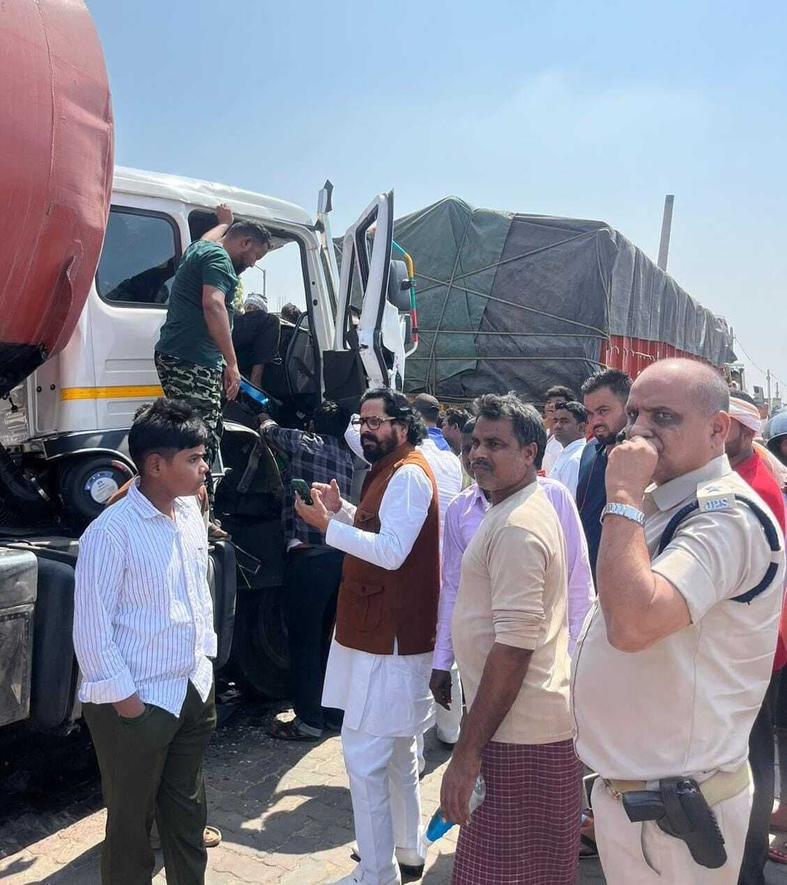 Giridih News :ब्रेक फेल होने से जीटी रोड पर दो किमी दौड़ता रहा टैंकर, ट्रक से टकराने बाद रुका