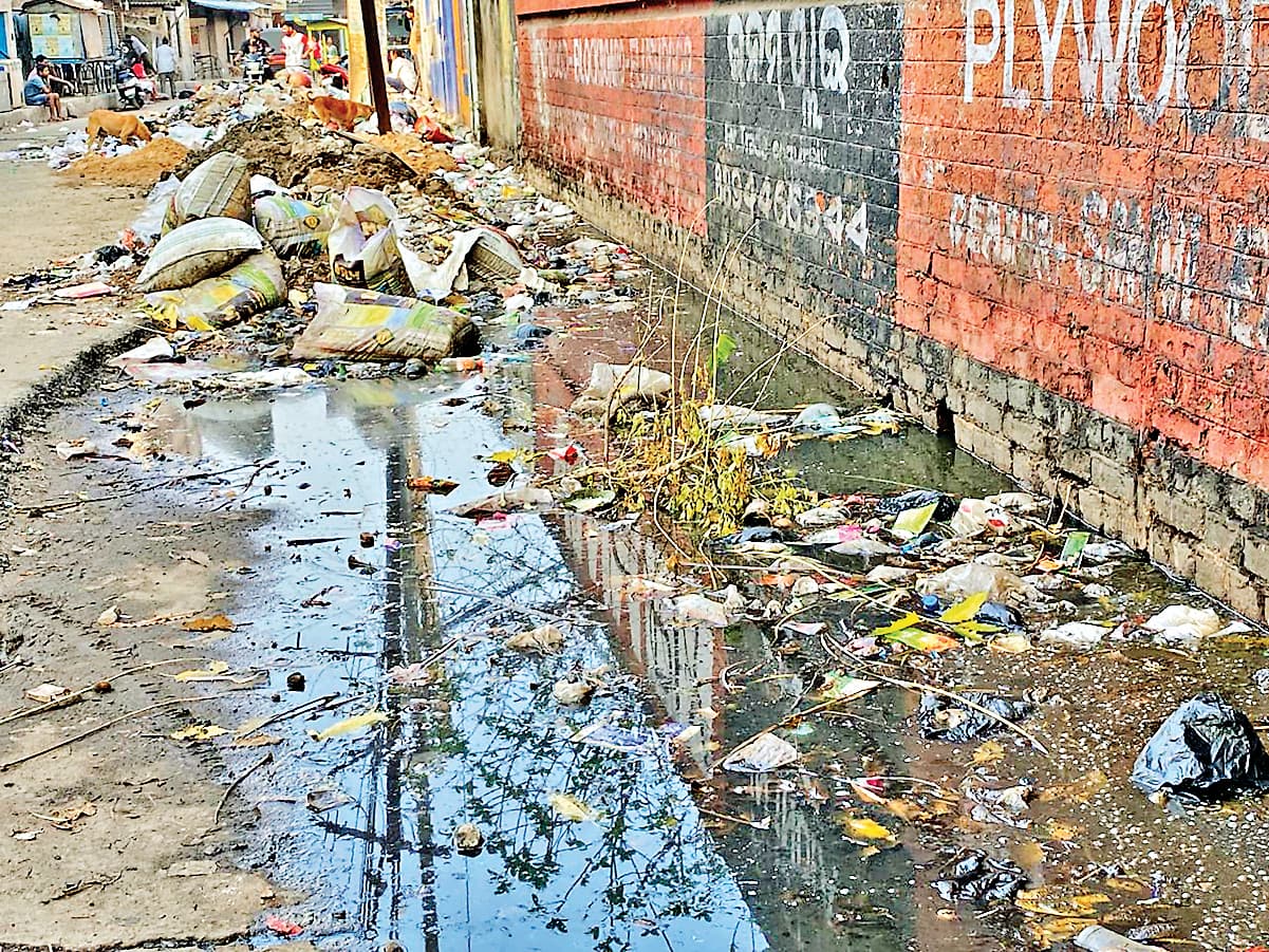 Rourkela News: राउरकेला स्टेशन मार्ग में सड़क पर बह रहा नाली का पानी, निर्माण सामग्री का मलबा बना परेशानी