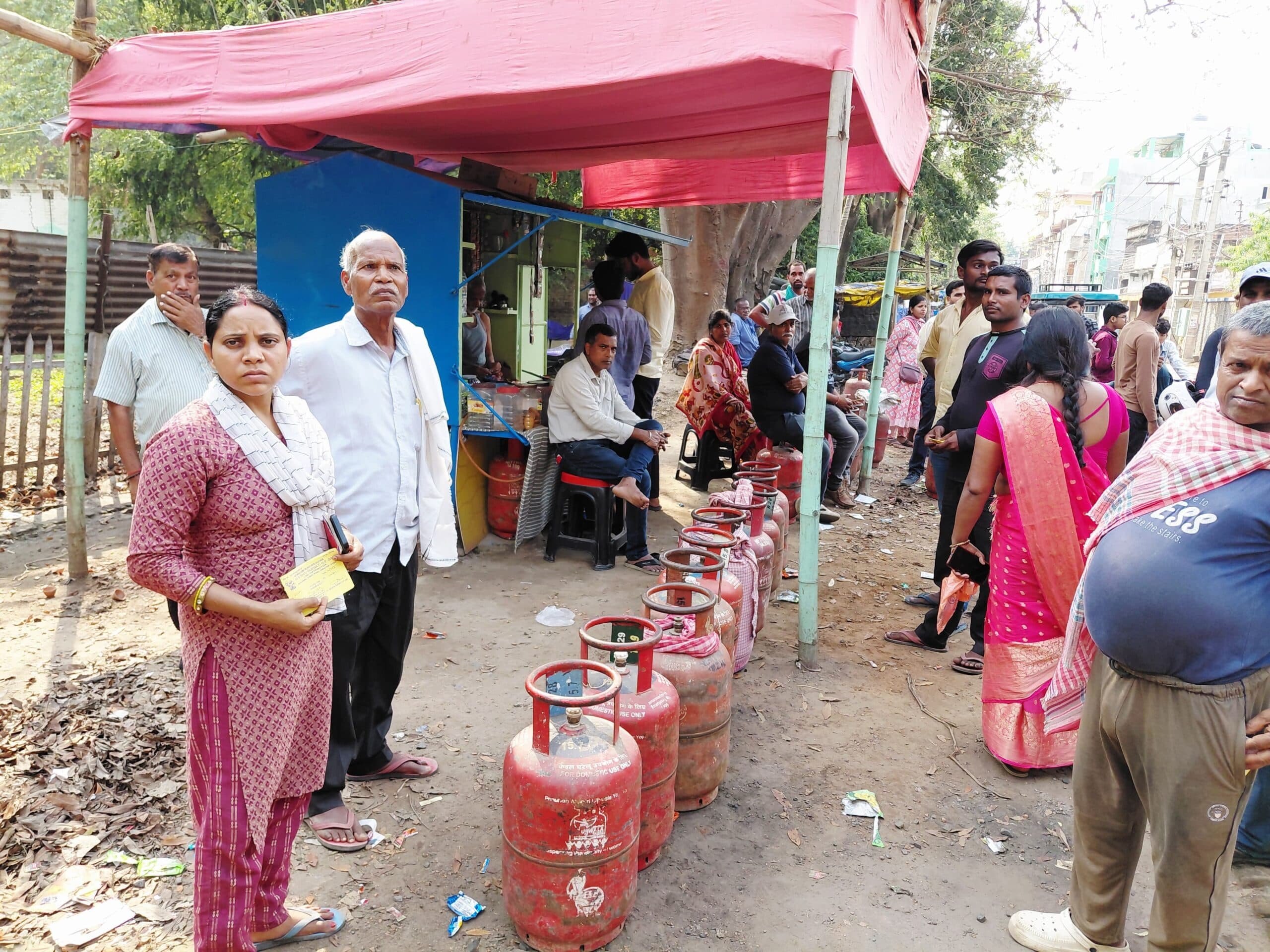 गैस सिलेंडर व ई-केवाईसी को लेकर पूरे दिन लाइन लगने के बावजूद नहीं मिल रही राहत