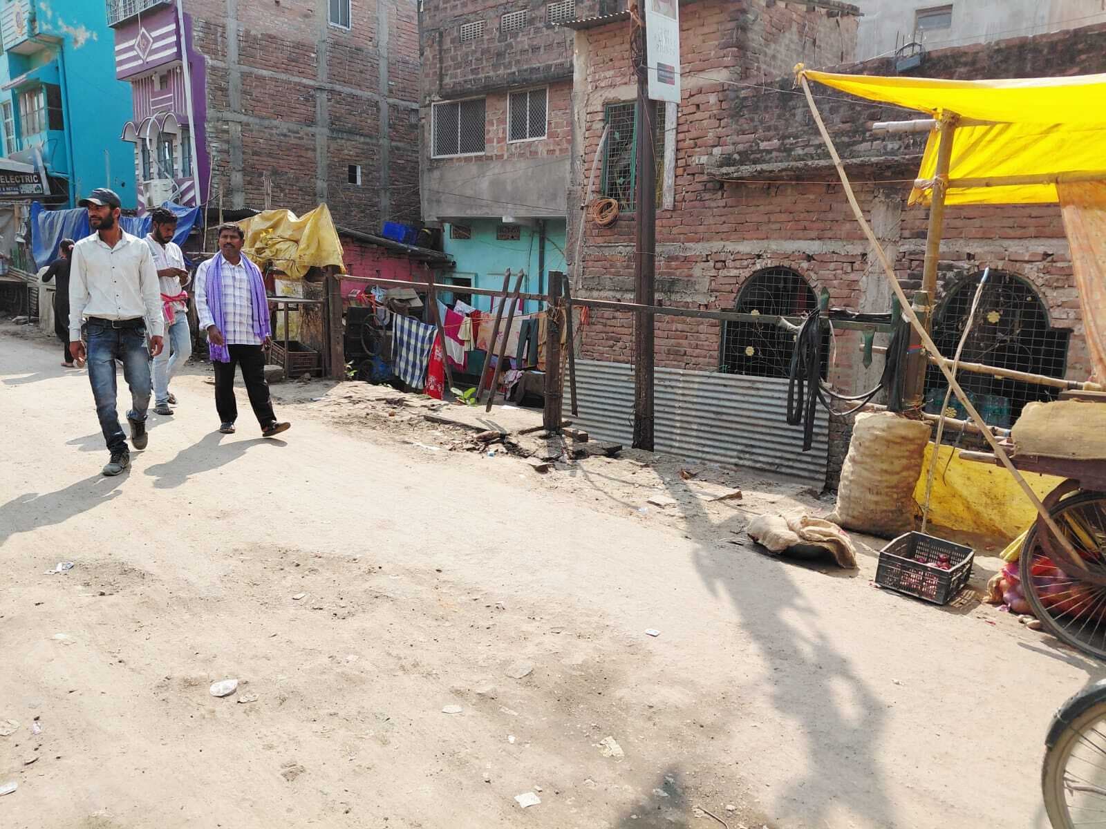 जमालपुर स्टेशन व रेल थाना के सामने से लाखों के लोहे का फेसिंग गायब