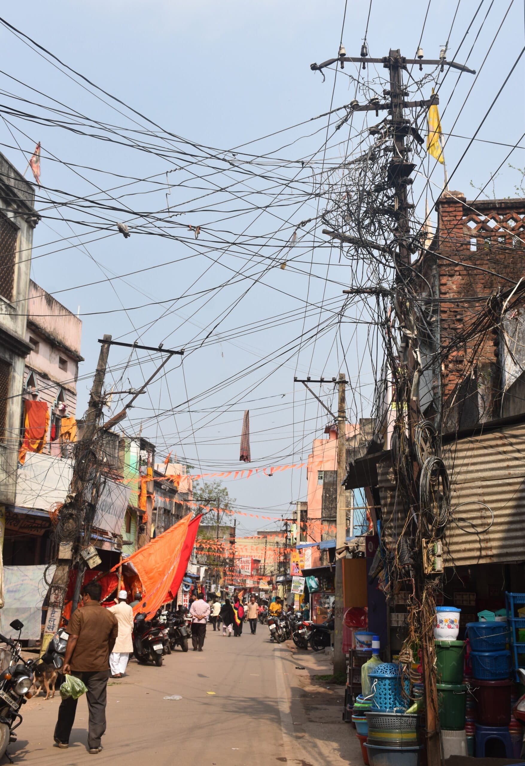 Bokaro News : जर्जर तार और पोल के भरोसे बिजली आपूर्ति