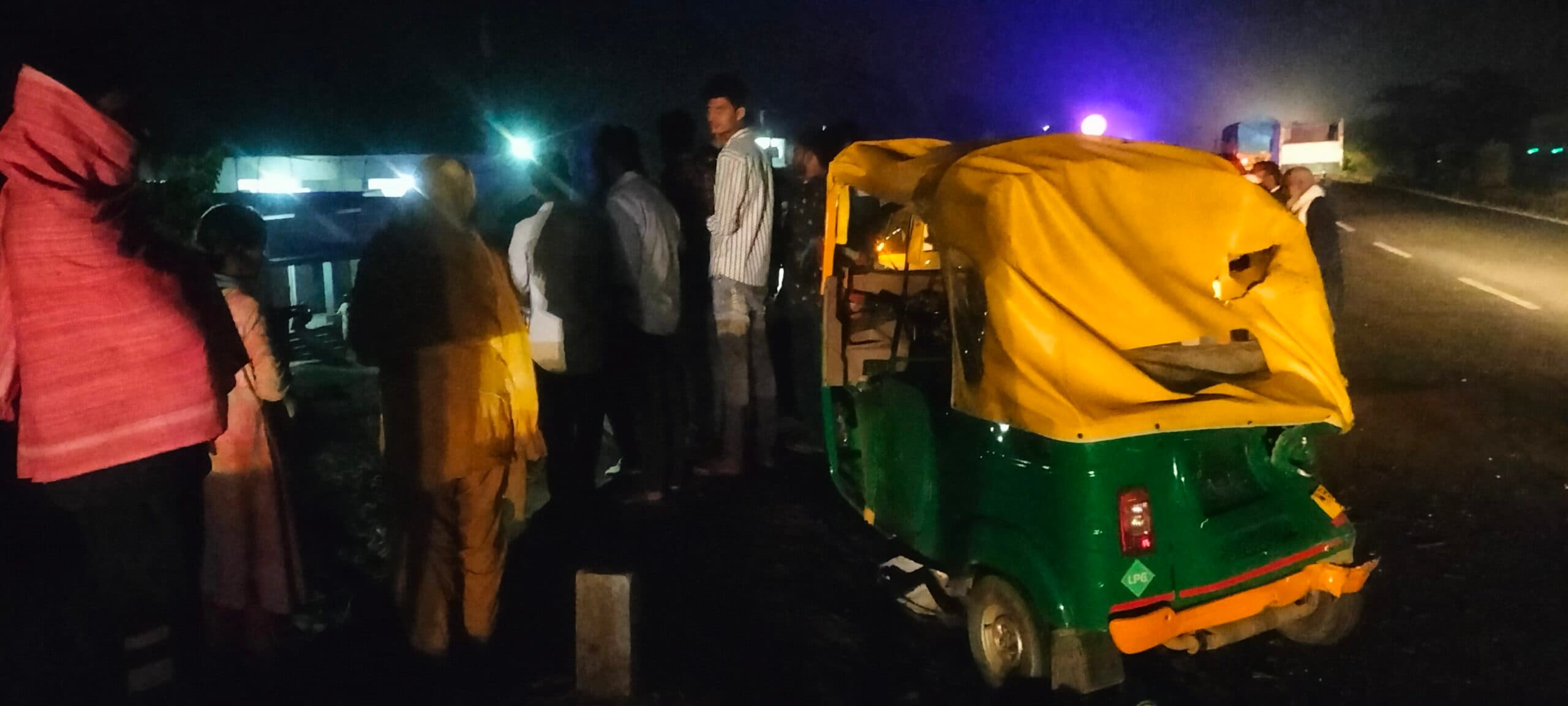 कार ने ऑटो में मारी टक्कर, तीन घायल