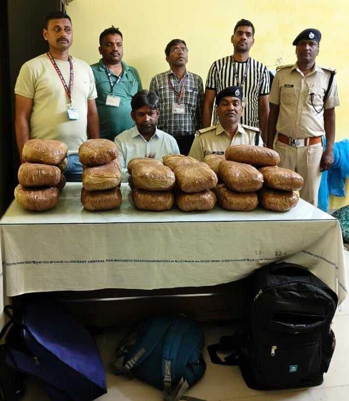 आरपीएफ ने 14 लाख से अधिक के 28 किलो गांजा की जब्त