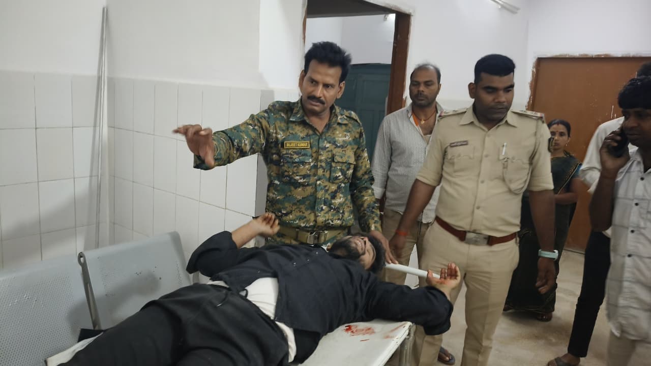 सड़क हादसे में बाइक सवार तीन युवक हुए जख्मी