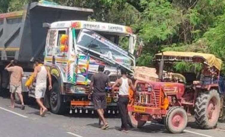 ट्रक की टक्कर से ट्रैक्टर सवार तीन घायल