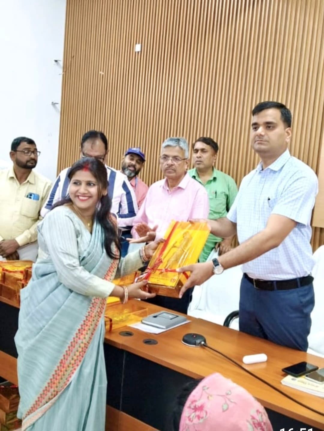 सोहथा उत्तरी पंचायत टीबी मुक्त घोषित, डीएम ने मुखिया को किया सम्मानित