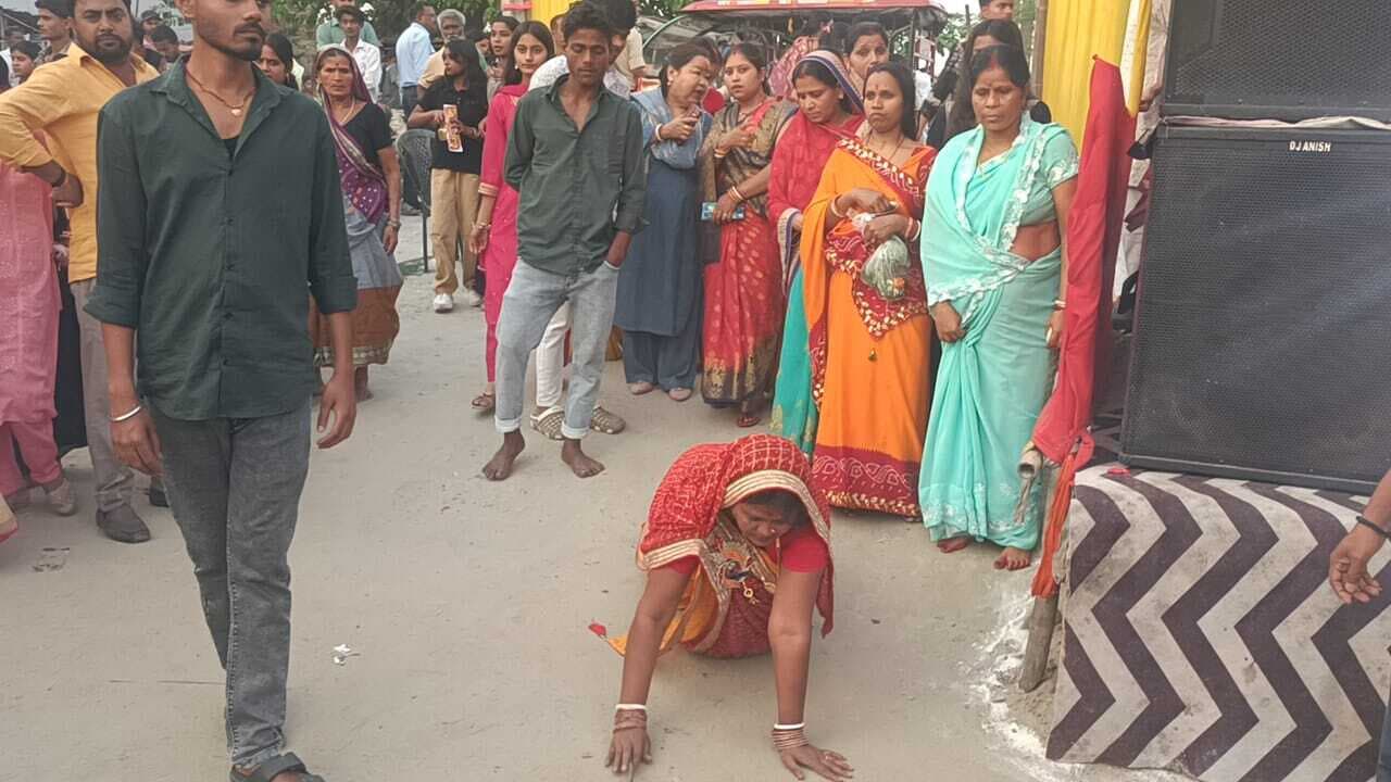 छठ गीतों से गुंजायमान हुए घाट, सुरक्षा के बीच व्रतियों ने सुख-समृद्धि की मांगी दुआ