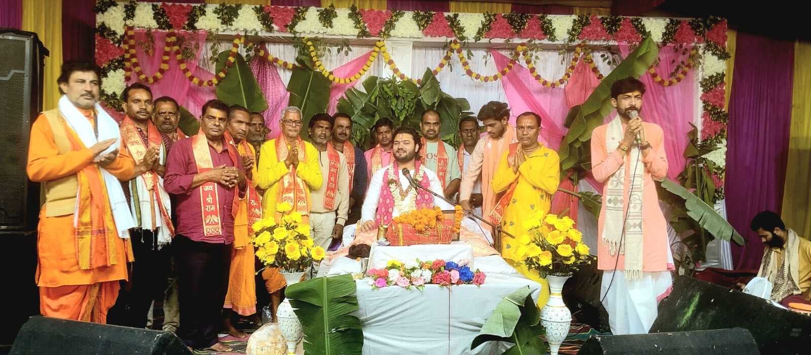 ‘अरे द्वारपालो कन्हैया से कह दो… भजन पर झूमे श्रद्धालु