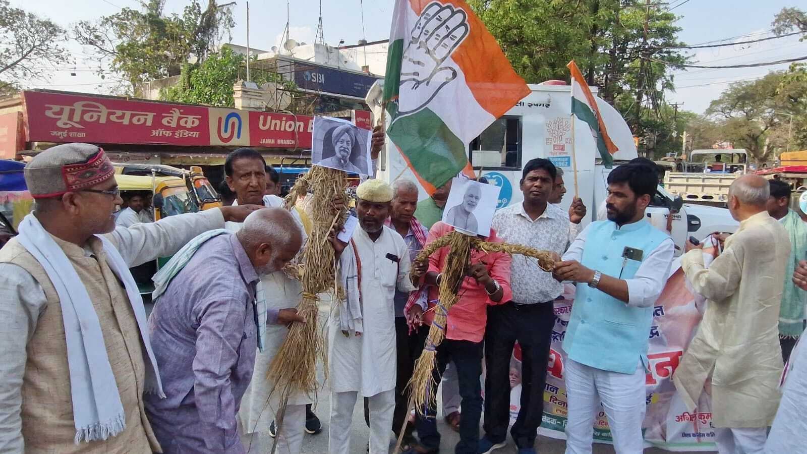 गैस कीमतों में बढ़ोतरी के विरोध में कांग्रेस का प्रदर्शन, पुतला दहन