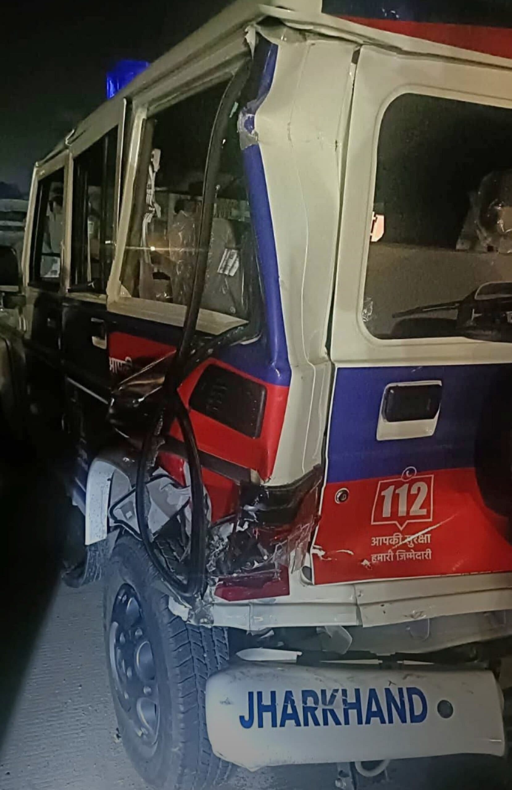 Bokaro News : ट्रेलर के धक्के से पुलिस की गाड़ी क्षतिग्रस्त