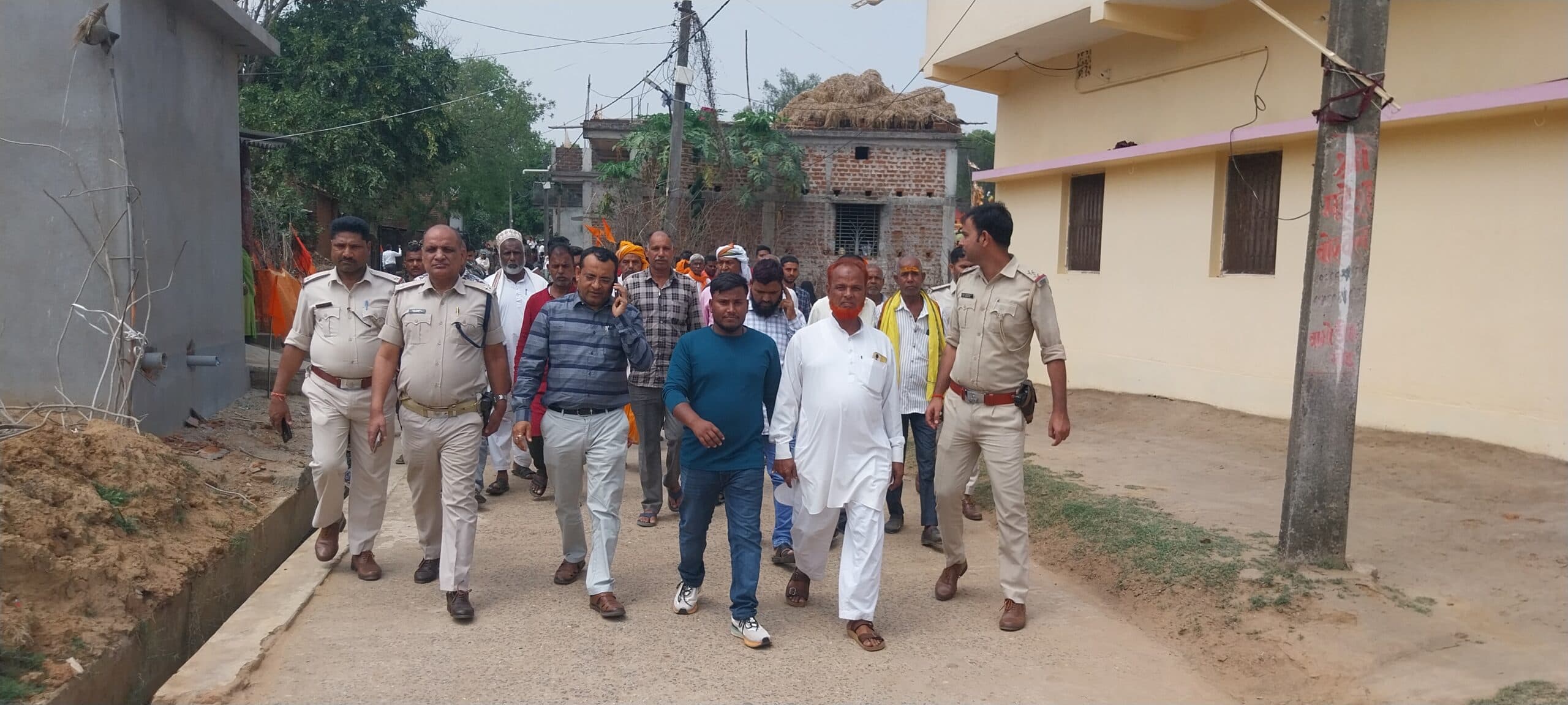 Giridih News : अधिकारियों ने लेवरा दलांगी में निकाला सद्भावना मार्च