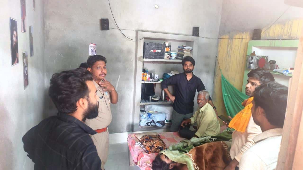 कादरगंज में फंदे लटका मिला 24 वर्षीय युवक का शव