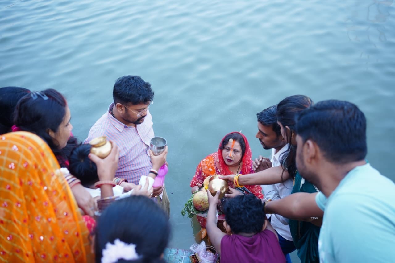 उगते सूर्य को अर्घ के साथ चैती छठ का समापन