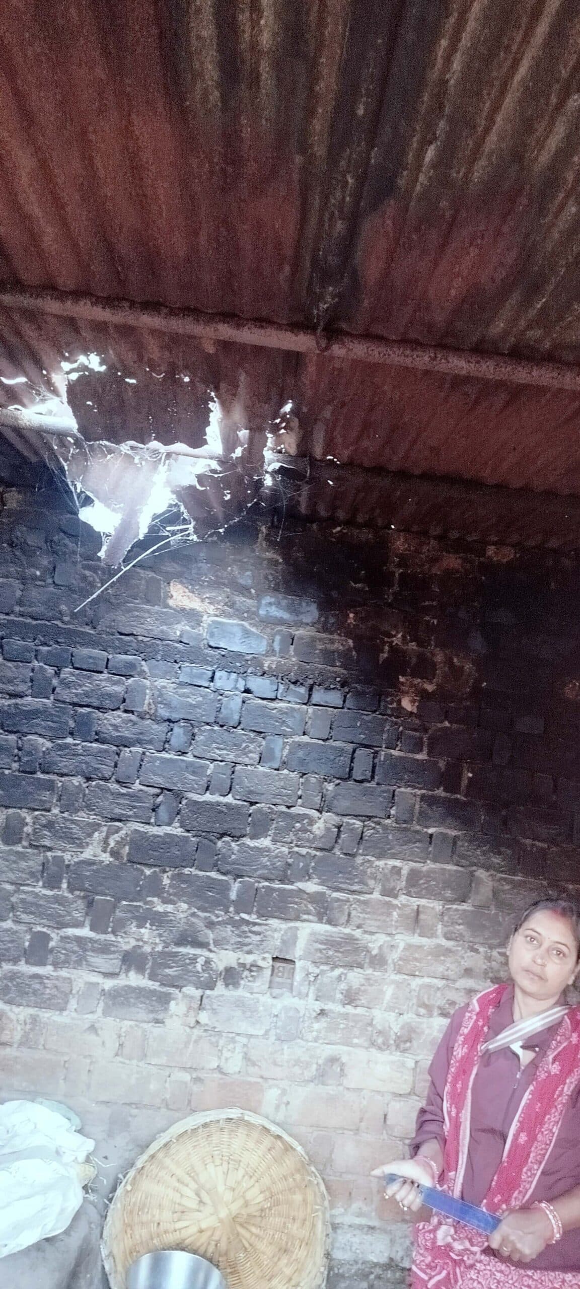 जर्जर किचेन शेड में बनता है प्राथमिक विद्यालय भोजन