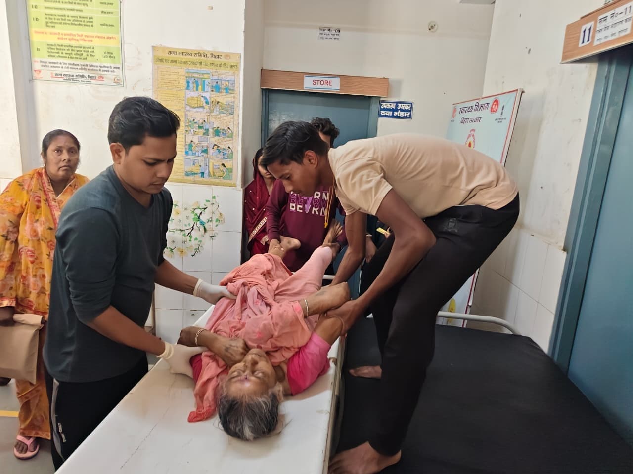 ई-रिक्शा पलटने से वृद्ध महिला की मौत, चालक सहित दो लोग घायल