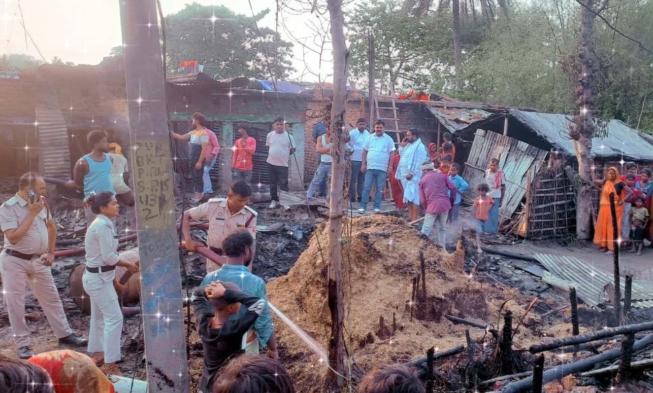 बलदारी टोला में आग लगने से 18 घर जले, मची अफरातफरी व चीख-पुकार